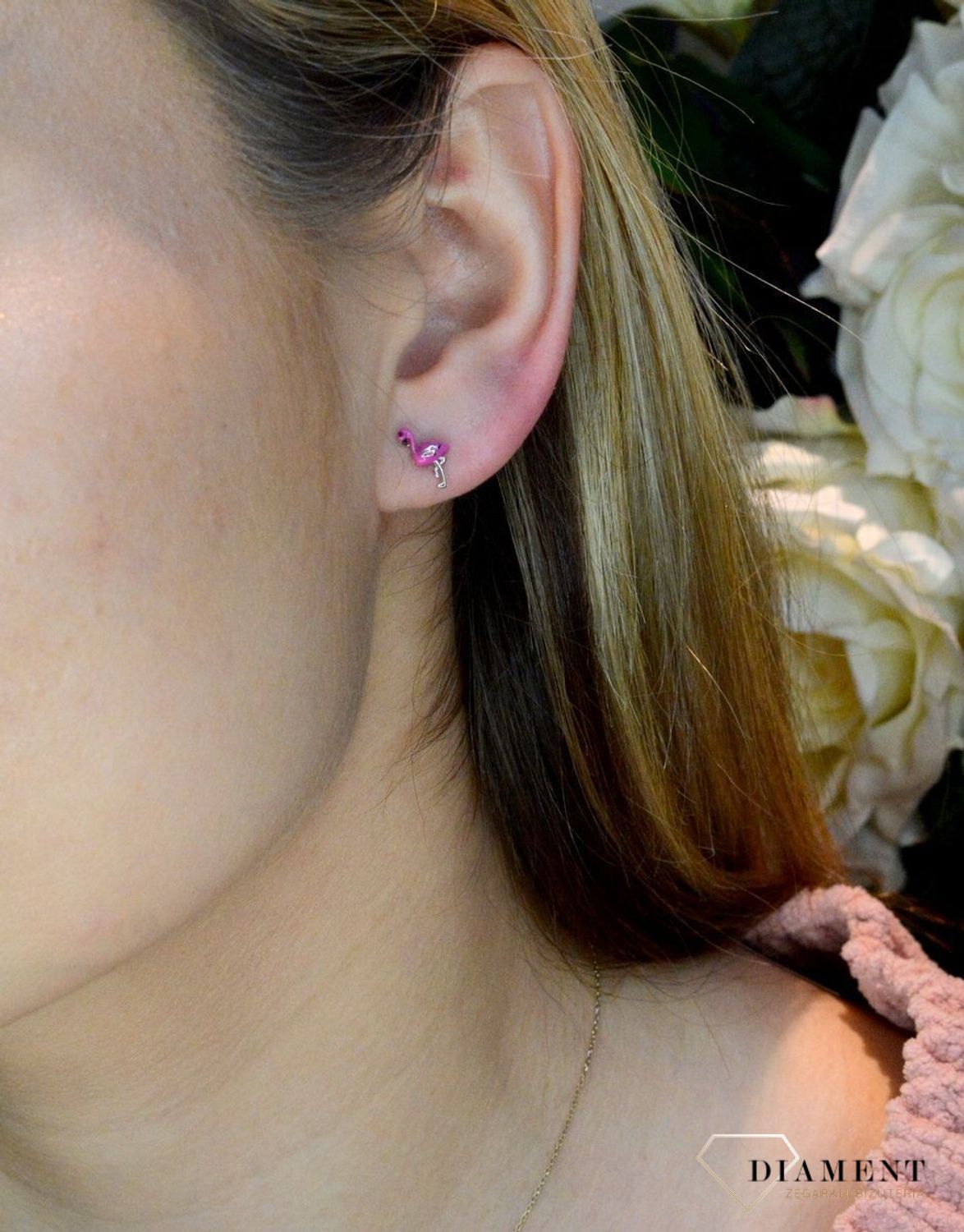 Srebrne kolczyki dziecięce różowe flamingi DIA-KLC-8538-925. Te małe kolczyki dzięki klasycznemu zapięciu na sztyft i praktycznemu wzorowi będą idealną biżuterią dla małej miłośniczki bajek i świecidełek. Kolczyki idealne dla.jpg