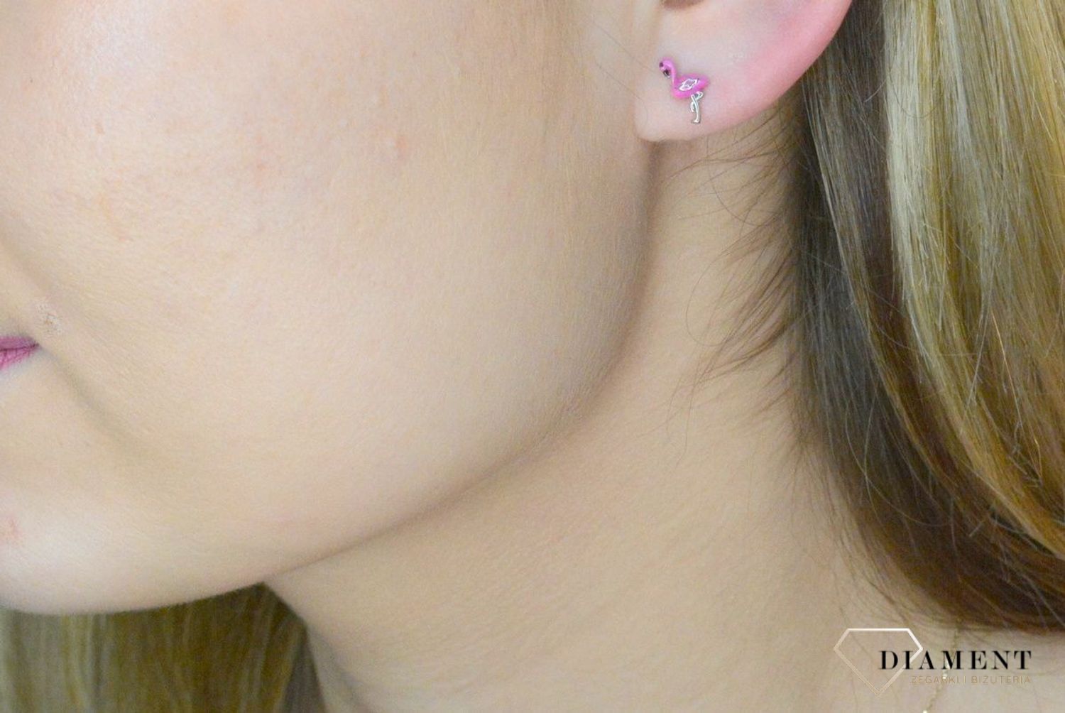 Srebrne kolczyki dziecięce różowe flamingi DIA-KLC-8538-925. Te małe kolczyki dzięki klasycznemu zapięciu na sztyft i praktycznemu wzorowi będą idealną biżuterią dla małej miłośniczki bajek i świecidełek. Kolczyki idealne dla.jpg