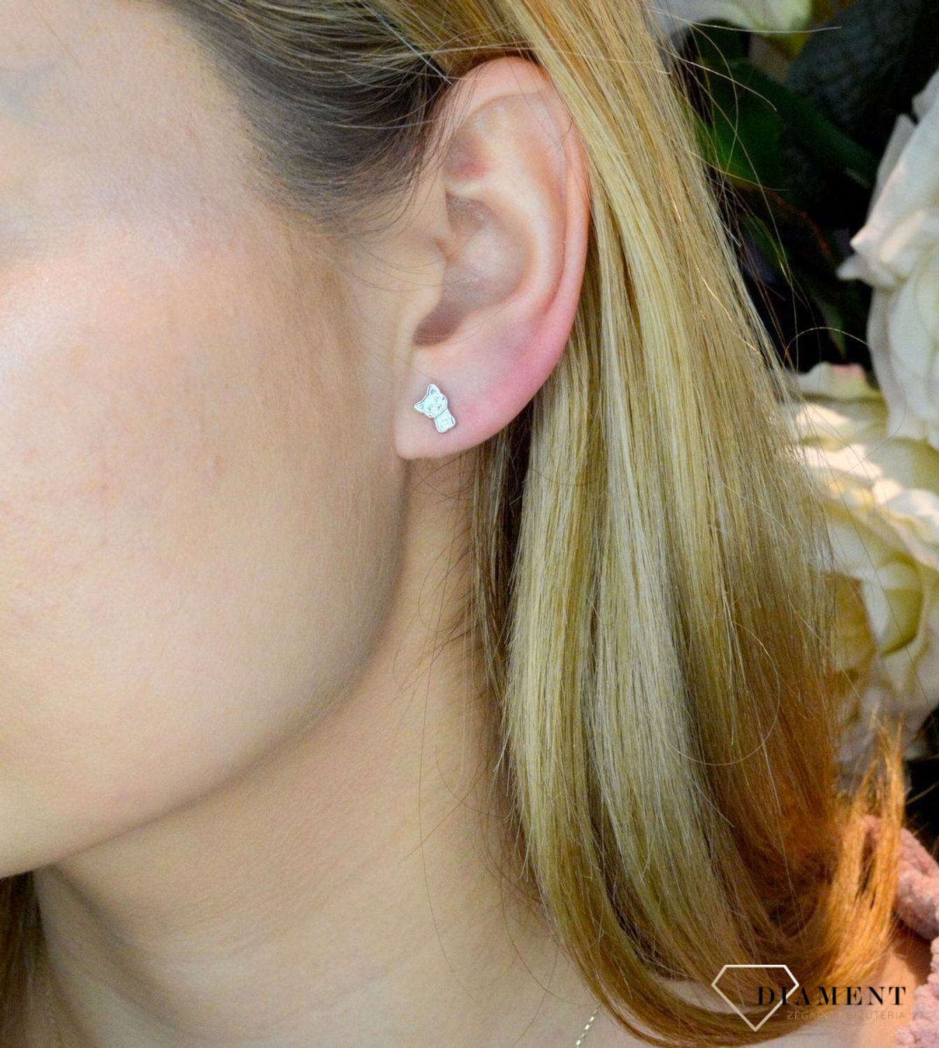 Srebrne kolczyki dziecięce urocze kotki DIA-KLC-8539-925. Te małe kolczyki dzięki klasycznemu zapięciu na sztyft i praktycznemu wzorowi będą idealną biżuterią dla małej miłośniczki bajek i świecidełek.jpg