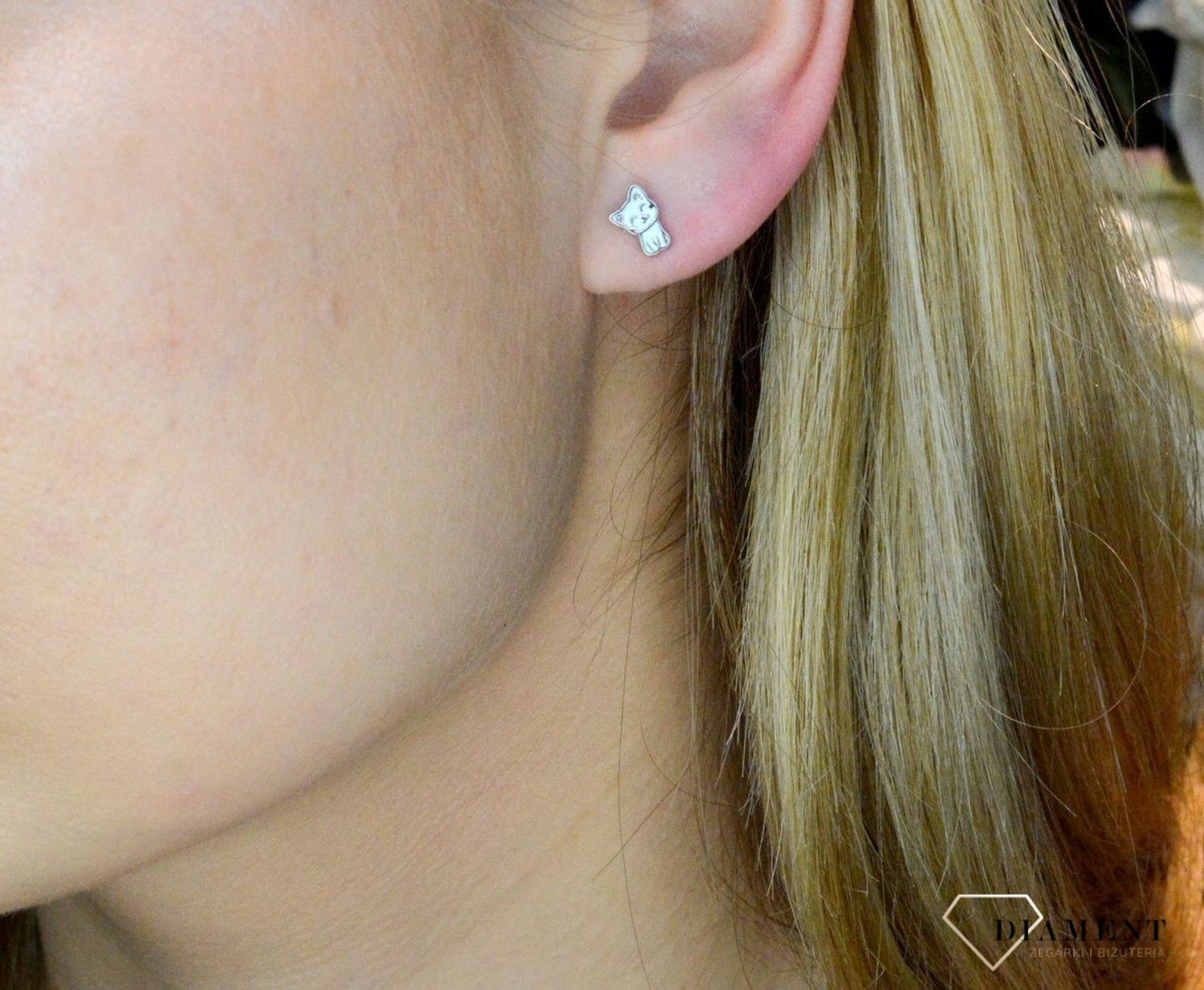 Srebrne kolczyki dziecięce urocze kotki DIA-KLC-8539-925. Te małe kolczyki dzięki klasycznemu zapięciu na sztyft i praktycznemu wzorowi będą idealną biżuterią dla małej miłośniczki bajek i świecidełek.jpg
