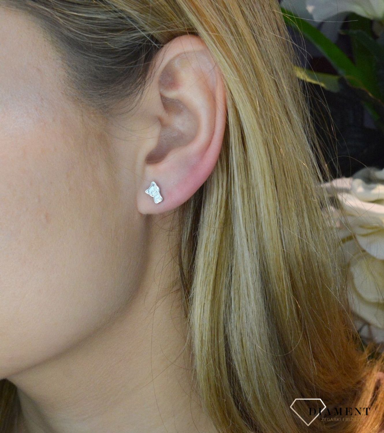 Srebrne kolczyki dziecięce urocze kotki DIA-KLC-8539-925. Te małe kolczyki dzięki klasycznemu zapięciu na sztyft i praktycznemu wzorowi będą idealną biżuterią dla małej miłośniczki bajek i świecidełek.jpg