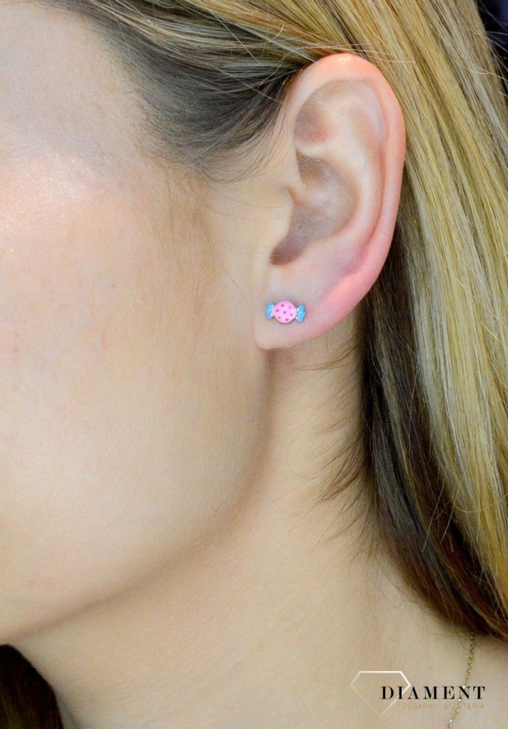 Srebrne kolczyki dziecięce z emalią cukierki DIA-KLC-8541-925. Te małe kolczyki dzięki klasycznemu zapięciu na sztyft i praktycznemu wzorowi będą idealną biżuterią dla małej miłośniczki bajek i świecidełek. Kolczyki idealne n.jpg