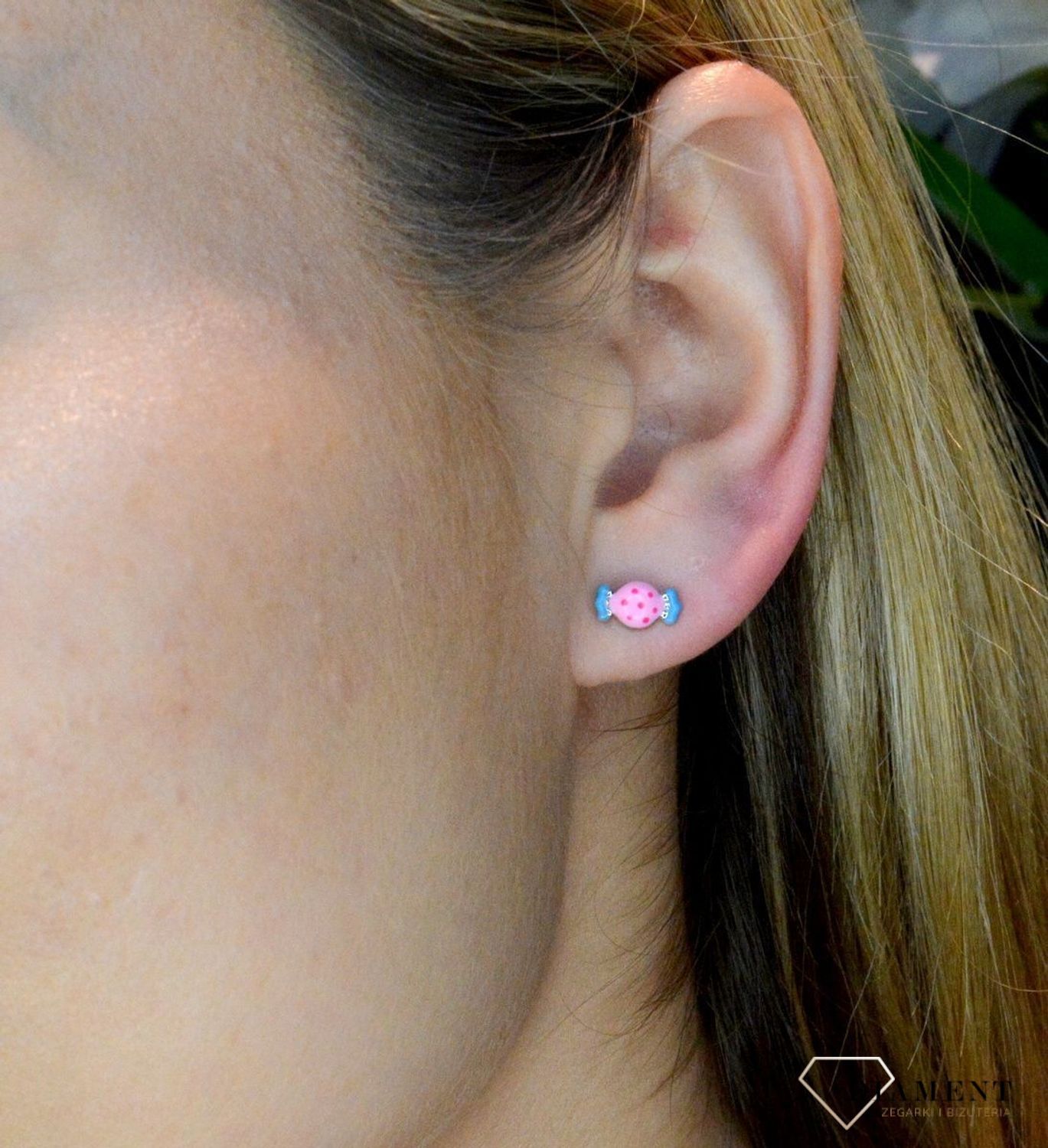 Srebrne kolczyki dziecięce z emalią cukierki DIA-KLC-8541-925. Te małe kolczyki dzięki klasycznemu zapięciu na sztyft i praktycznemu wzorowi będą idealną biżuterią dla małej miłośniczki bajek i świecidełek. Kolczyki idealne n.jpg