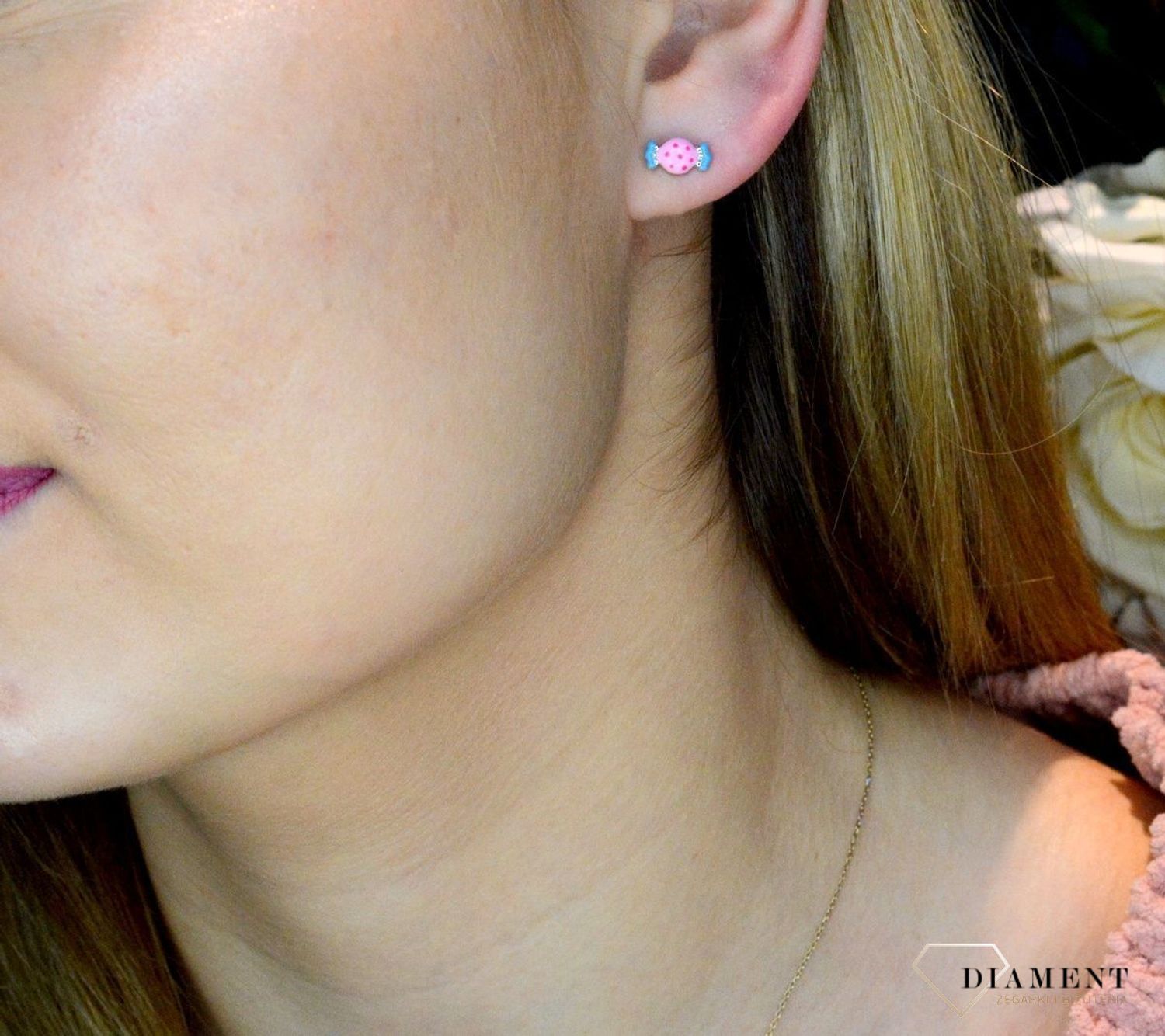 Srebrne kolczyki dziecięce z emalią cukierki DIA-KLC-8541-925. Te małe kolczyki dzięki klasycznemu zapięciu na sztyft i praktycznemu wzorowi będą idealną biżuterią dla małej miłośniczki bajek i świecidełek. Kolczyki idealne n.jpg