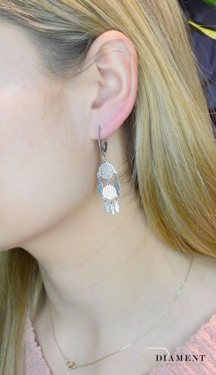 Srebrne kolczyki wiszące łapacz snów DIA-KLC-8542-925. Kolczyki z zapięciem na bigiel jest to bardzo wygodne zapięcie. Kolczyki można połączyć z pozostała biżuterią i stworzyć modne sety.jpg