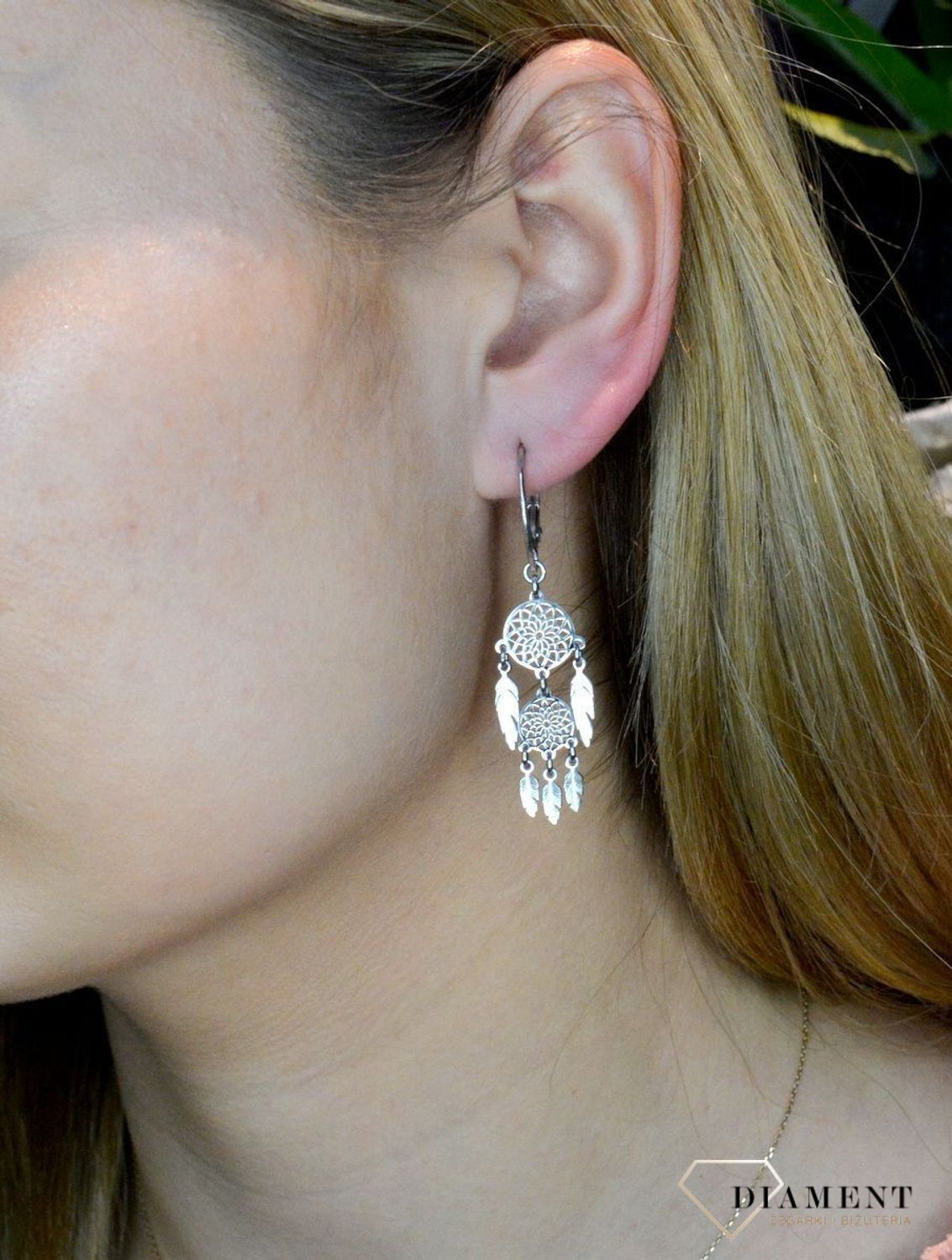 Srebrne kolczyki wiszące łapacz snów DIA-KLC-8542-925. Kolczyki z zapięciem na bigiel jest to bardzo wygodne zapięcie. Kolczyki można połączyć z pozostała biżuterią i stworzyć modne sety.jpg