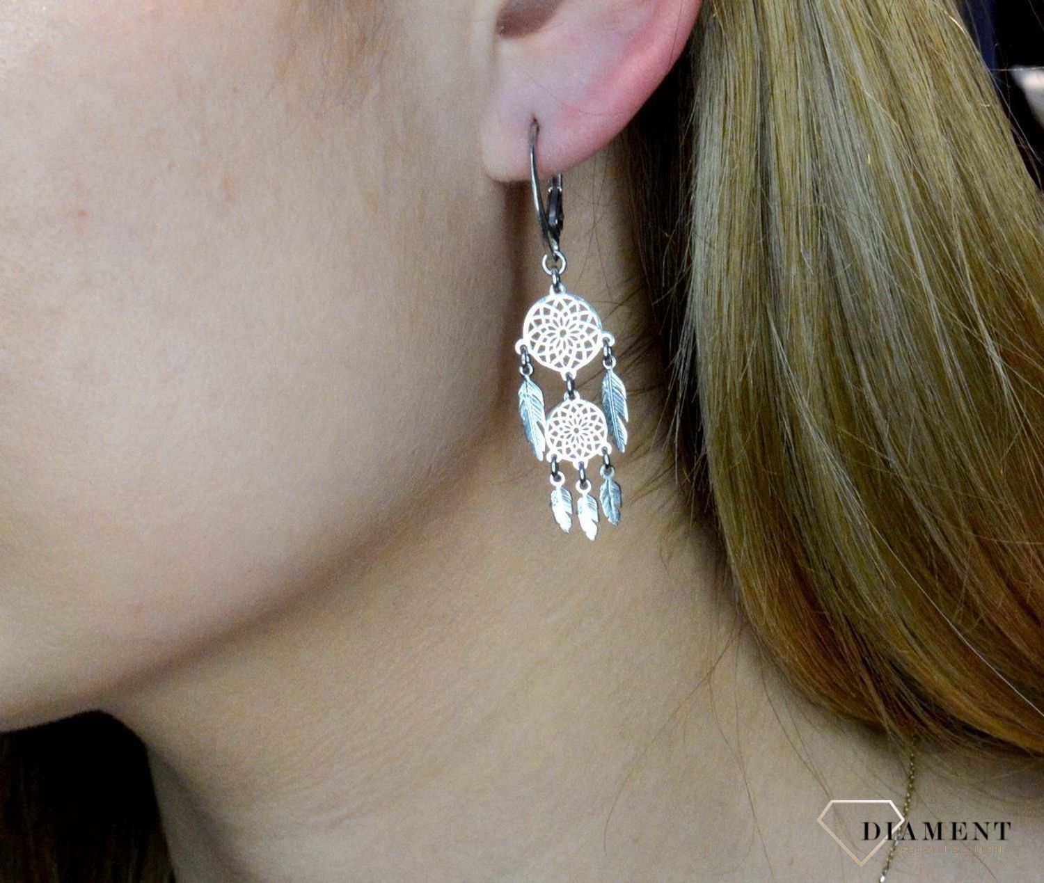 Srebrne kolczyki wiszące łapacz snów DIA-KLC-8542-925. Kolczyki z zapięciem na bigiel jest to bardzo wygodne zapięcie. Kolczyki można połączyć z pozostała biżuterią i stworzyć modne sety.jpg
