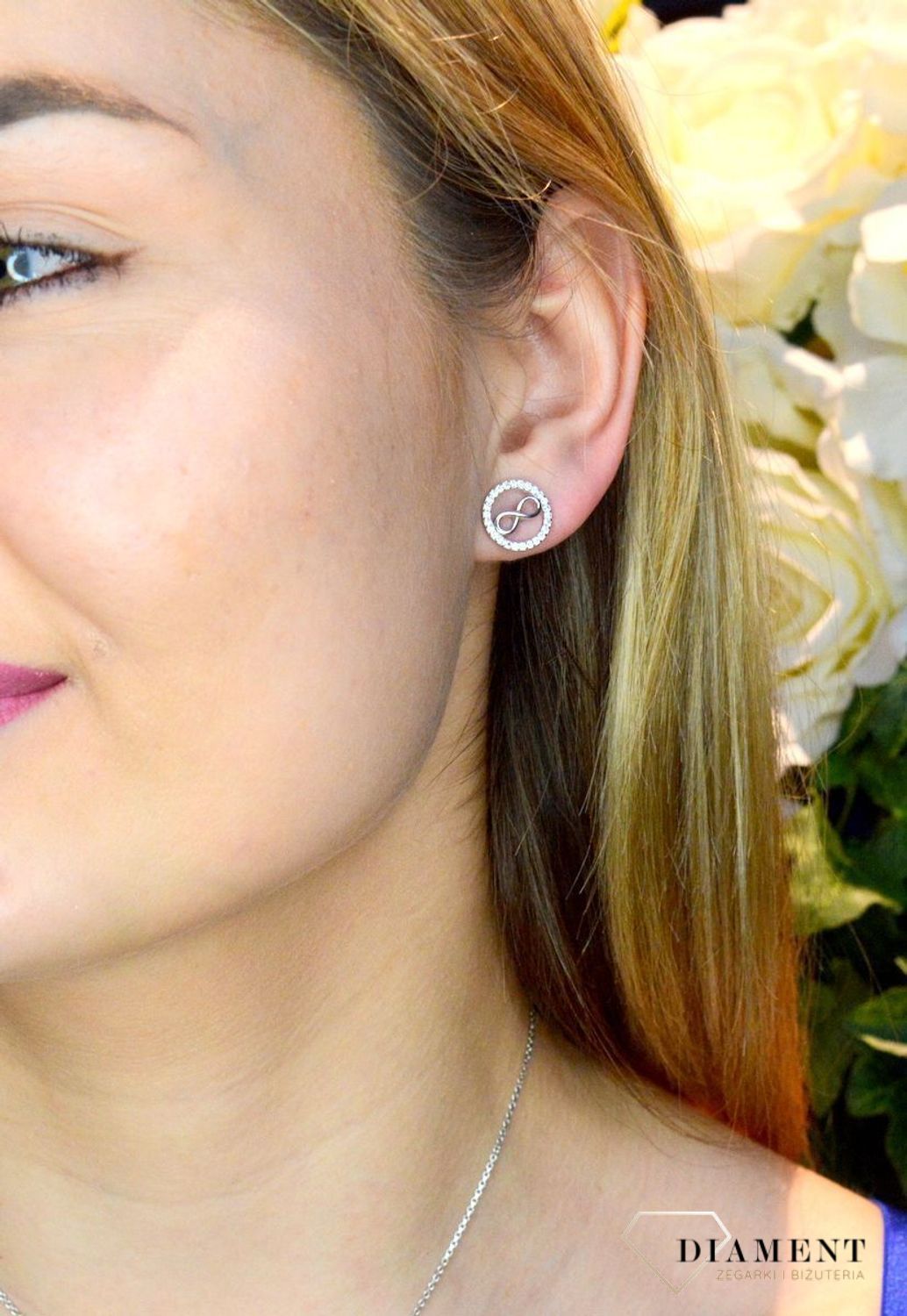Srebrne kolczyki okrągłe ze znakiem nieskończoności DIA-KLC-8543-925.  Kolczyki z zapięciem na sztyft  jest to bardzo wygodne zapięcie. Kolczyki można połączyć z pozostała biżuterią i stworzyć modne sety. Idealne na prezent.jpg