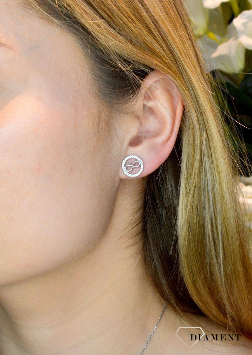Srebrne kolczyki okrągłe ze znakiem nieskończoności DIA-KLC-8543-925.  Kolczyki z zapięciem na sztyft  jest to bardzo wygodne zapięcie. Kolczyki można połączyć z pozostała biżuterią i stworzyć modne sety. Idealne na prezent.jpg