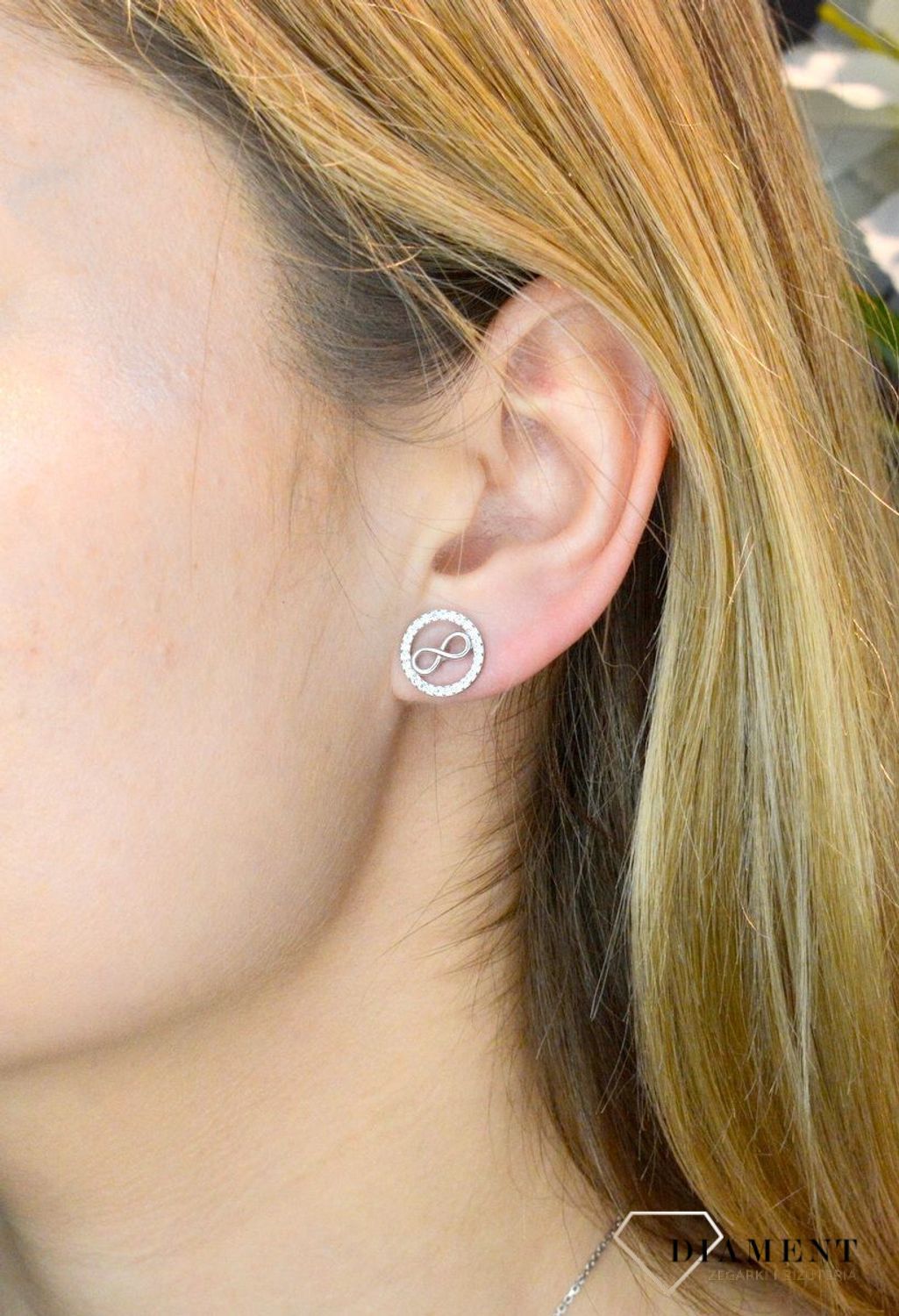 Srebrne kolczyki okrągłe ze znakiem nieskończoności DIA-KLC-8543-925.  Kolczyki z zapięciem na sztyft  jest to bardzo wygodne zapięcie. Kolczyki można połączyć z pozostała biżuterią i stworzyć modne sety. Idealne na prezent.jpg