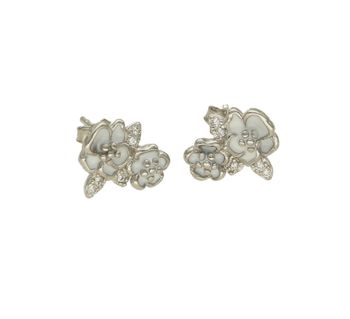 Srebrne kolczyki białe kwiatki DIA-KLC-8562-925. Kolczyki z zapięciem na sztyft jest to bardzo wygodne zapięcie. Kolczyki można połączyć z pozostała biżuterią i stworzyć modne sety.jpg