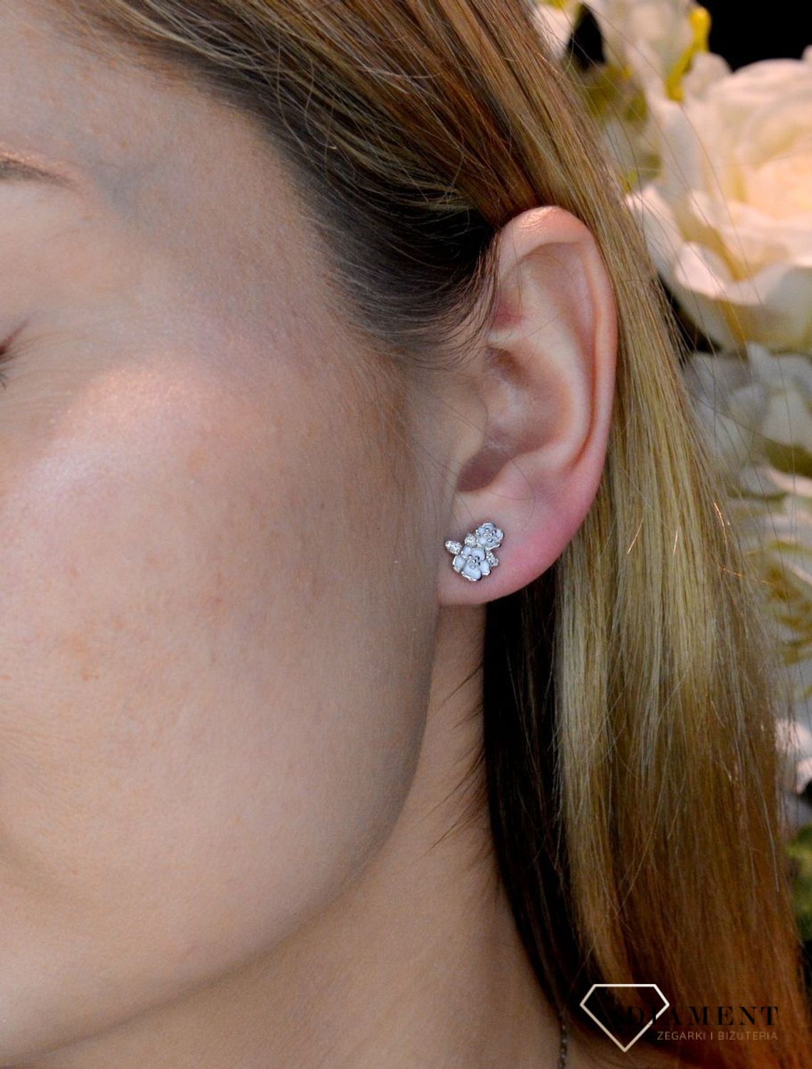 Srebrne kolczyki białe kwiatki DIA-KLC-8562-925. Kolczyki z zapięciem na sztyft jest to bardzo wygodne zapięcie. Kolczyki można połączyć z pozostała biżuterią i stworzyć modne sety.jpg