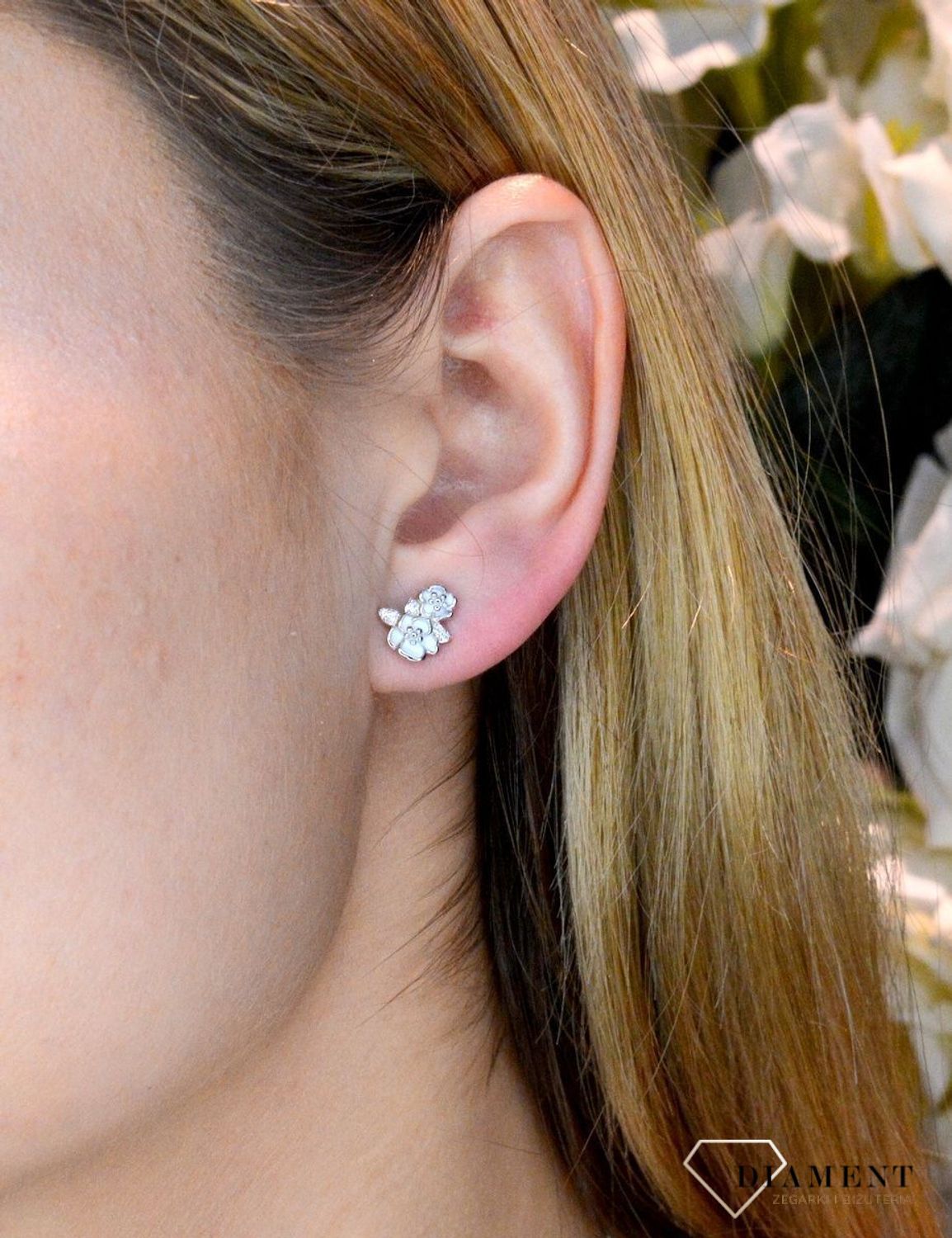Srebrne kolczyki białe kwiatki DIA-KLC-8562-925. Kolczyki z zapięciem na sztyft jest to bardzo wygodne zapięcie. Kolczyki można połączyć z pozostała biżuterią i stworzyć modne sety.jpg
