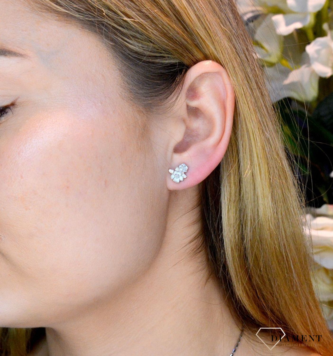 Srebrne kolczyki białe kwiatki DIA-KLC-8562-925. Kolczyki z zapięciem na sztyft jest to bardzo wygodne zapięcie. Kolczyki można połączyć z pozostała biżuterią i stworzyć modne sety.jpg