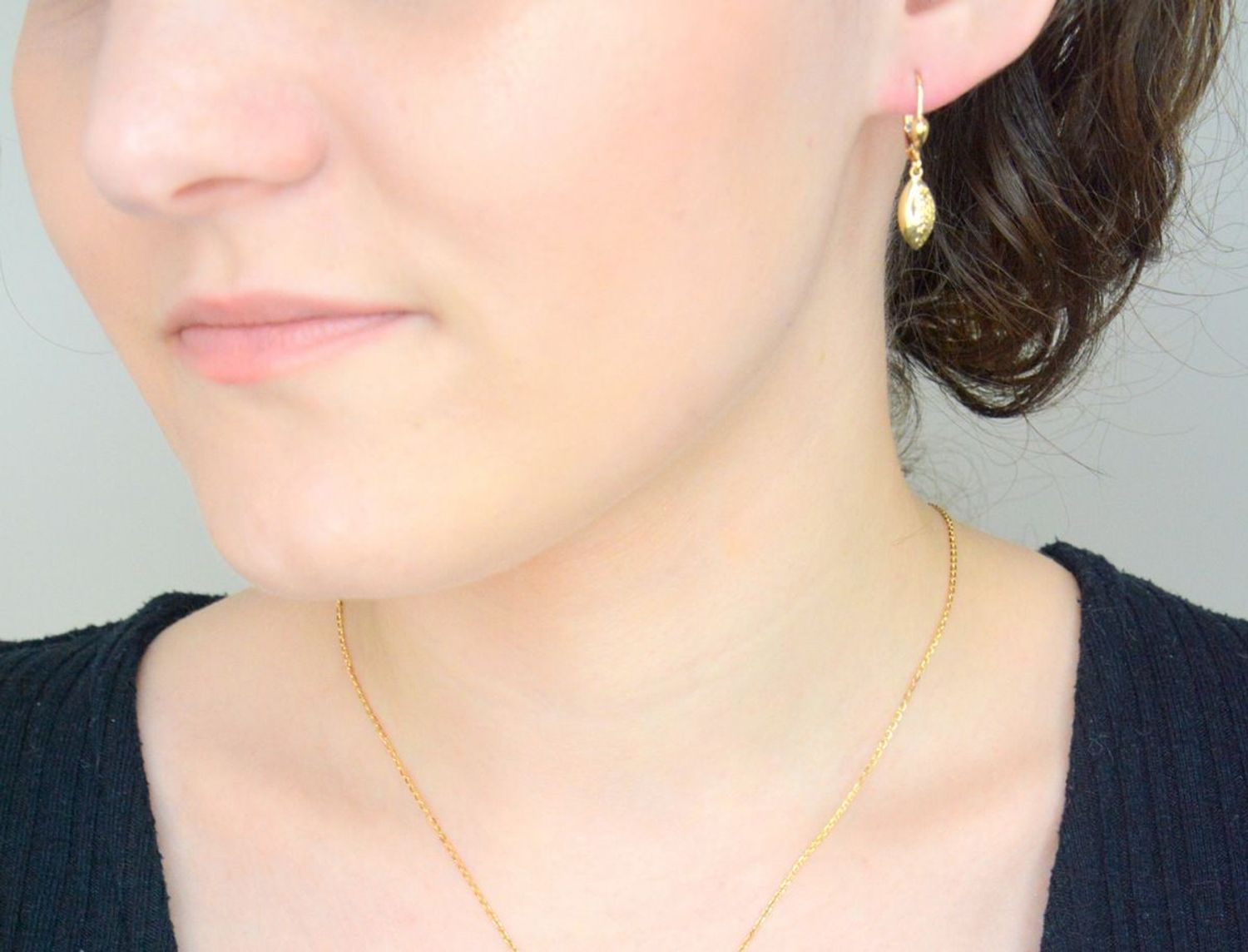 Kolczyki złote wiszące łezki złoto 585, DIA-KLC-8604-585.  Stylowe kolczyki wykonane z wysokiej jakości złota próby 585. Kolczyki wiszące mają kształt łezki ozdobione grawerem1.jpg