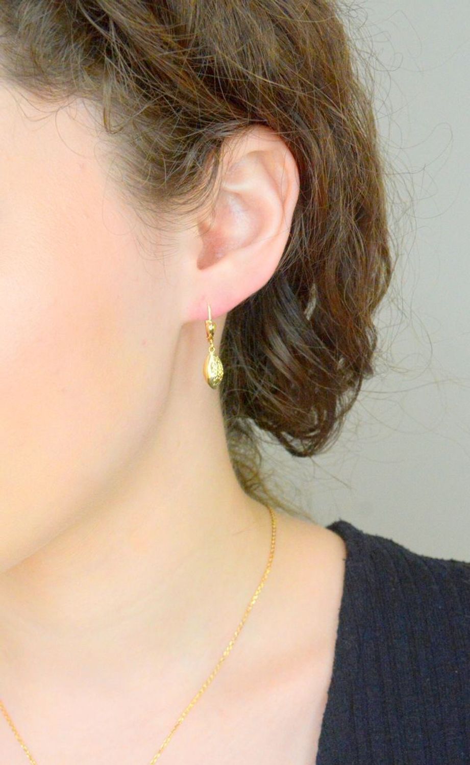 Kolczyki złote wiszące łezki złoto 585, DIA-KLC-8604-585.  Stylowe kolczyki wykonane z wysokiej jakości złota próby 585. Kolczyki wiszące mają kształt łezki ozdobione grawerem1.jpg