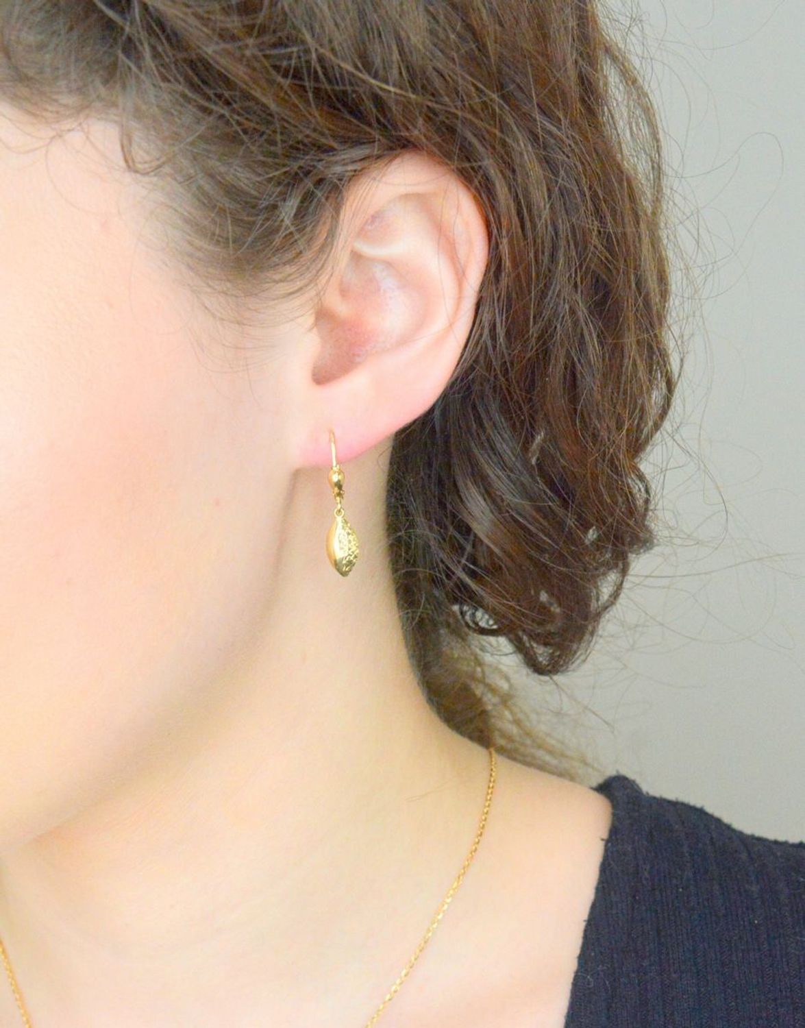 Kolczyki złote wiszące łezki złoto 585, DIA-KLC-8604-585.  Stylowe kolczyki wykonane z wysokiej jakości złota próby 585. Kolczyki wiszące mają kształt łezki ozdobione grawerem1.jpg