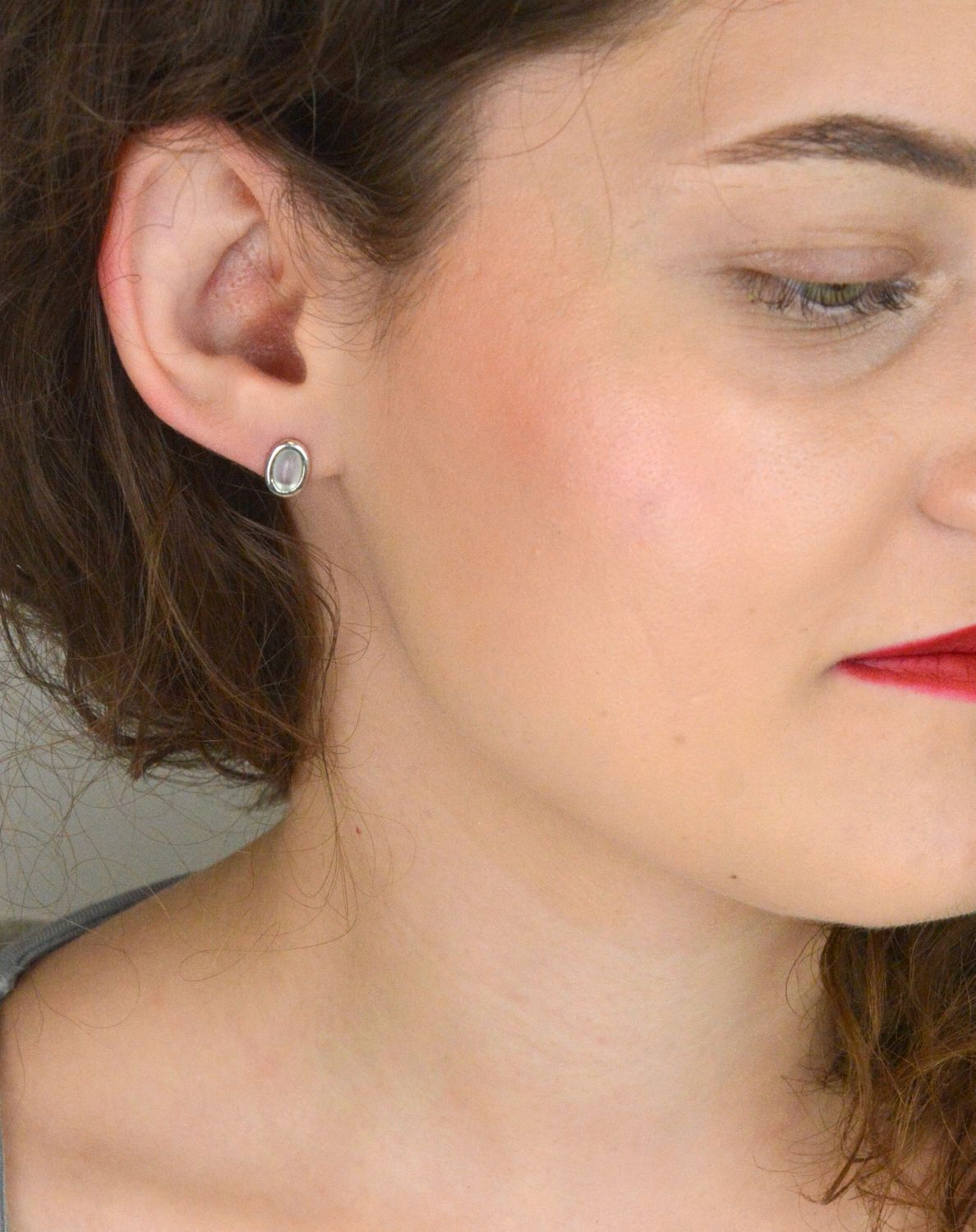 Subtelne kolczyki srebrne próby 925 w kształcie owalu, ozdobione masą perłową. Model DIA-KLC-8611-925 z wygodnym zapięciem na sztyft. Elegancka biżuteria na każdą okazję. Waga 1,36 g, wielkość 1.jpg