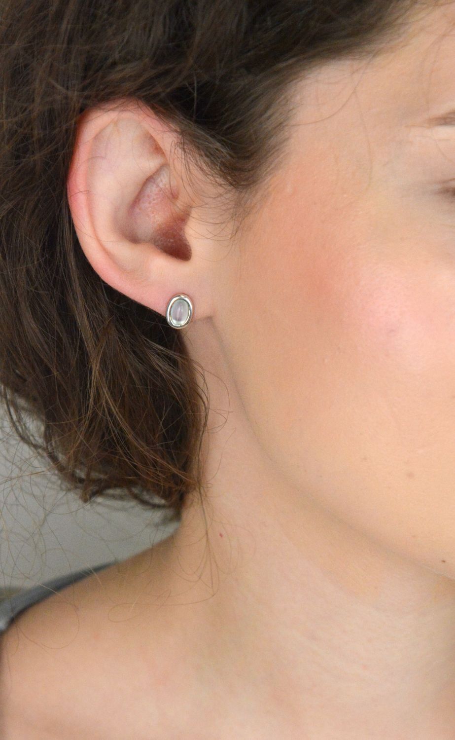 Subtelne kolczyki srebrne próby 925 w kształcie owalu, ozdobione masą perłową. Model DIA-KLC-8611-925 z wygodnym zapięciem na sztyft. Elegancka biżuteria na każdą okazję. Waga 1,36 g, wielkość 1.jpg