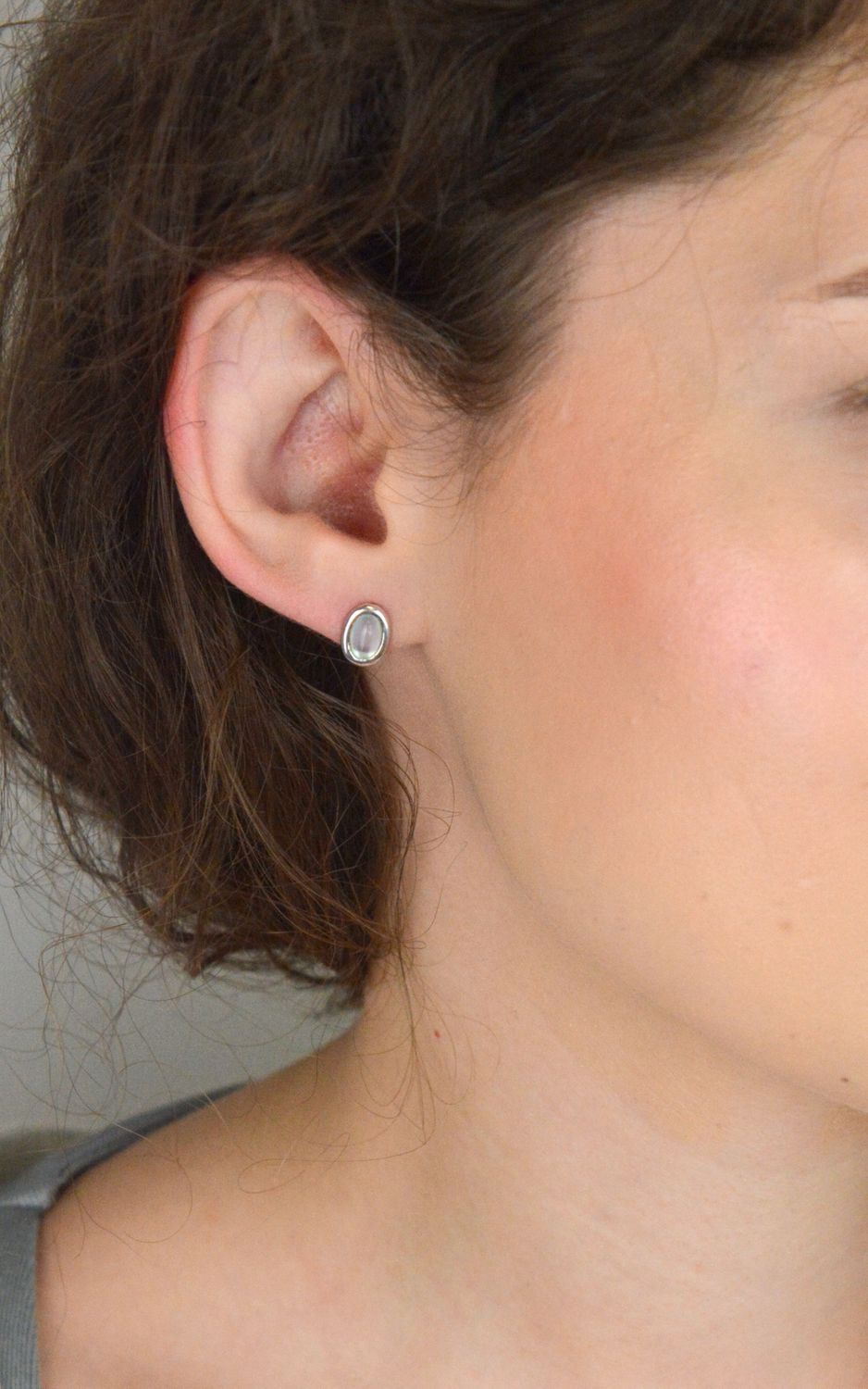 Subtelne kolczyki srebrne próby 925 w kształcie owalu, ozdobione masą perłową. Model DIA-KLC-8611-925 z wygodnym zapięciem na sztyft. Elegancka biżuteria na każdą okazję. Waga 1,36 g, wielkość 1.jpg