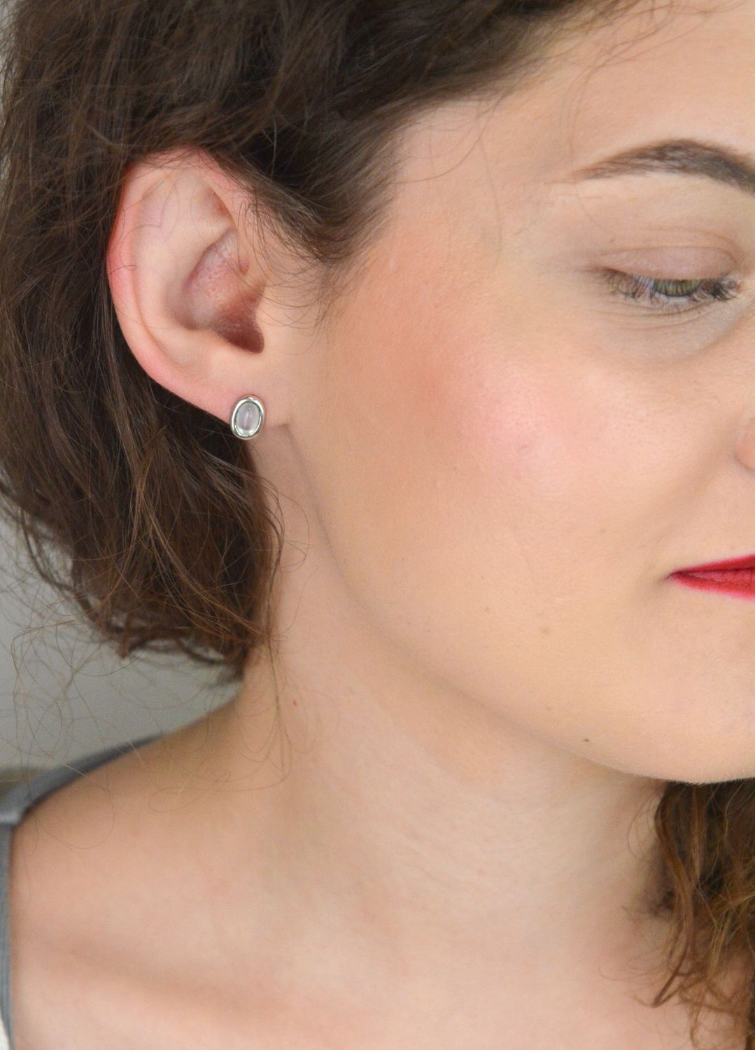 Subtelne kolczyki srebrne próby 925 w kształcie owalu, ozdobione masą perłową. Model DIA-KLC-8611-925 z wygodnym zapięciem na sztyft. Elegancka biżuteria na każdą okazję. Waga 1,36 g, wielkość 1.jpg