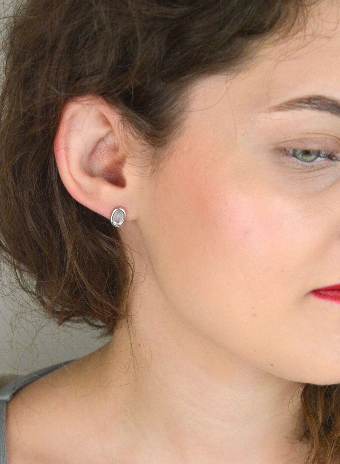 Subtelne kolczyki srebrne próby 925 w kształcie owalu, ozdobione masą perłową. Model DIA-KLC-8611-925 z wygodnym zapięciem na sztyft. Elegancka biżuteria na każdą okazję. Waga 1,36 g, wielkość 1.jpg