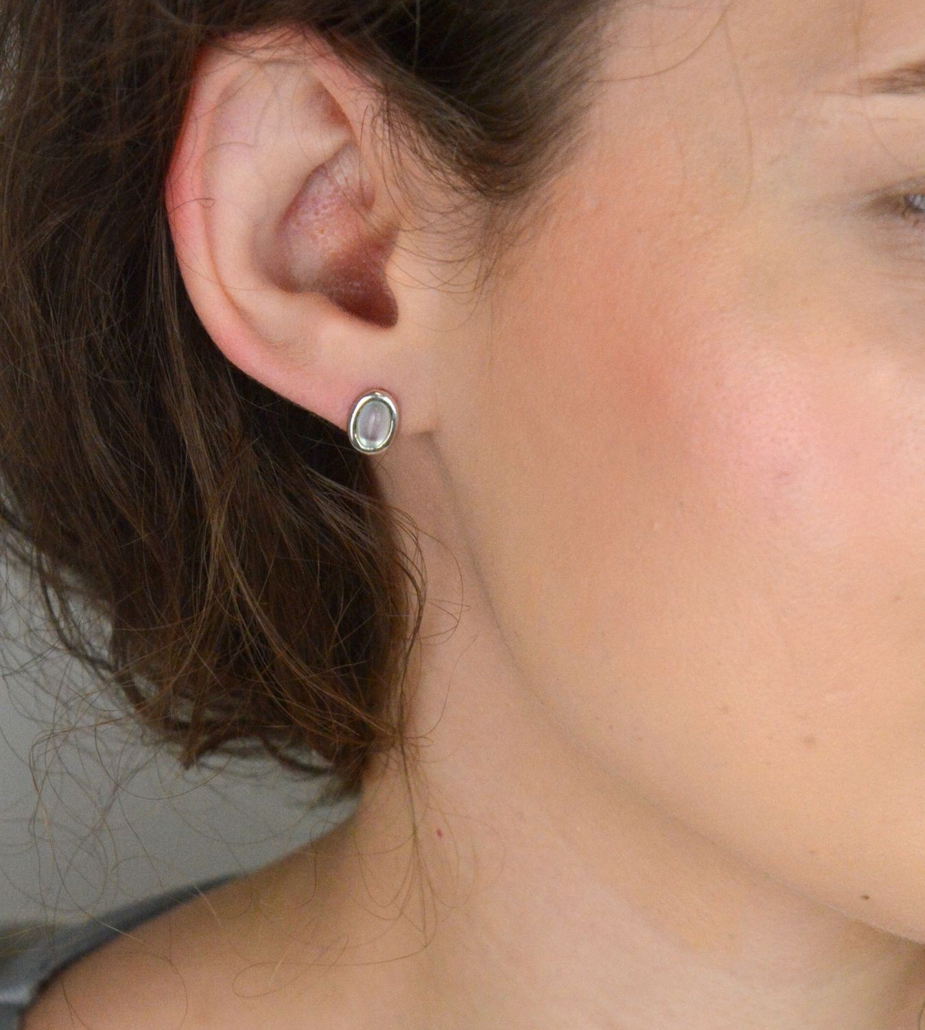 Subtelne kolczyki srebrne próby 925 w kształcie owalu, ozdobione masą perłową. Model DIA-KLC-8611-925 z wygodnym zapięciem na sztyft. Elegancka biżuteria na każdą okazję. Waga 1,36 g, wielkość 1.jpg