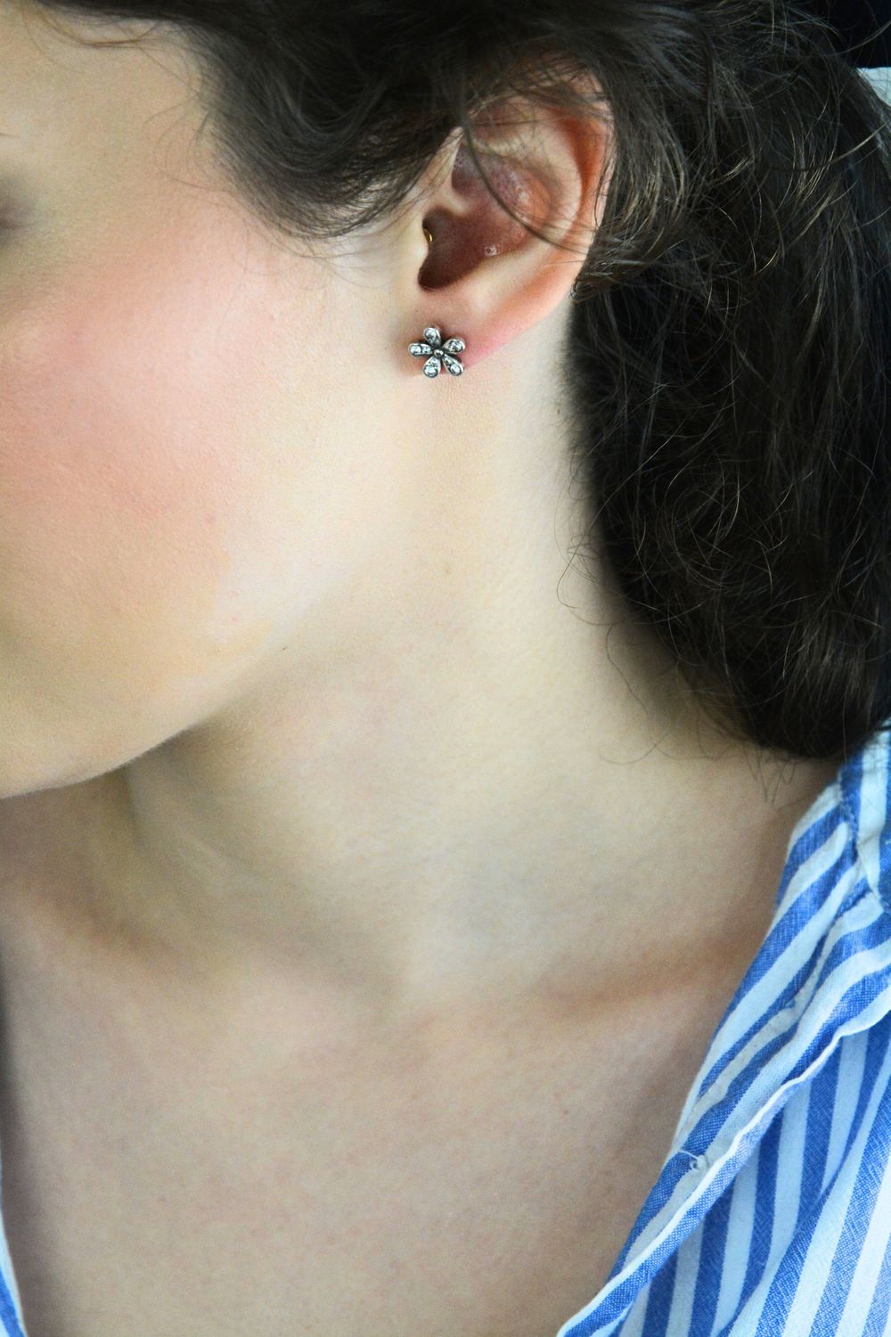 Kolczyki srebrne 925 DIA-KLC-8633-925 – kwiatki z cyrkoniami, 1 cm, zapięcie na sztyft.jpg