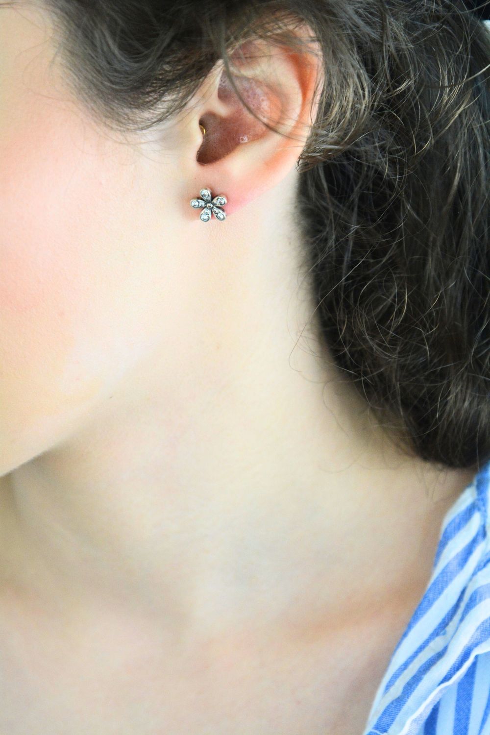 Kolczyki srebrne 925 DIA-KLC-8633-925 – kwiatki z cyrkoniami, 1 cm, zapięcie na sztyft.jpg