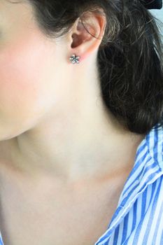 Kolczyki srebrne 925 DIA-KLC-8633-925 – kwiatki z cyrkoniami, 1 cm, zapięcie na sztyft (1).jpg