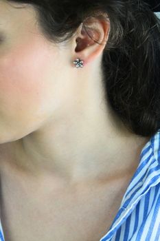 Kolczyki srebrne 925 DIA-KLC-8633-925 – kwiatki z cyrkoniami, 1 cm, zapięcie na sztyft (2).jpg