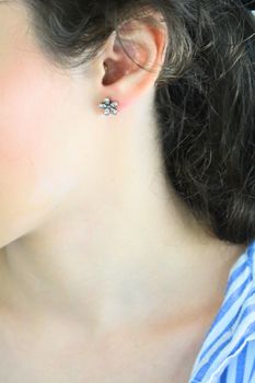 Kolczyki srebrne 925 DIA-KLC-8633-925 – kwiatki z cyrkoniami, 1 cm, zapięcie na sztyft (3).jpg