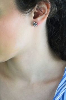 Kolczyki srebrne 925 DIA-KLC-8633-925 – kwiatki z cyrkoniami, 1 cm, zapięcie na sztyft (4).jpg