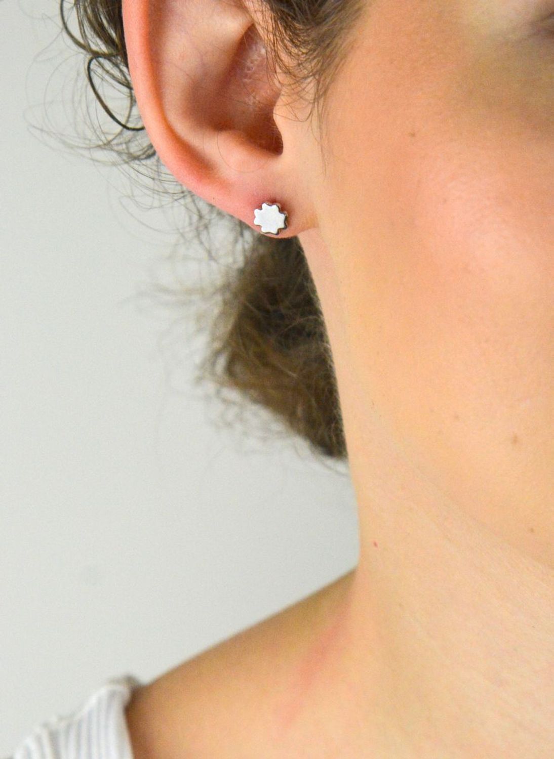 Delikatne kolczyki srebrne 925 w kształcie koniczynek. Model DIA-KLC-8704-925 – zapięcie na sztyft, wielkość 7 mm. Symbol szczęścia na każdy dzień.1.jpg