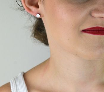 Delikatne kolczyki srebrne 925 w kształcie koniczynek. Model DIA-KLC-8704-925 – zapięcie na sztyft, wielkość 7 mm. Symbol szczęścia na każdy dzień (5).JPG