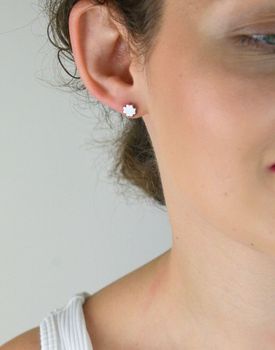 Delikatne kolczyki srebrne 925 w kształcie koniczynek. Model DIA-KLC-8704-925 – zapięcie na sztyft, wielkość 7 mm. Symbol szczęścia na każdy dzień (6).JPG