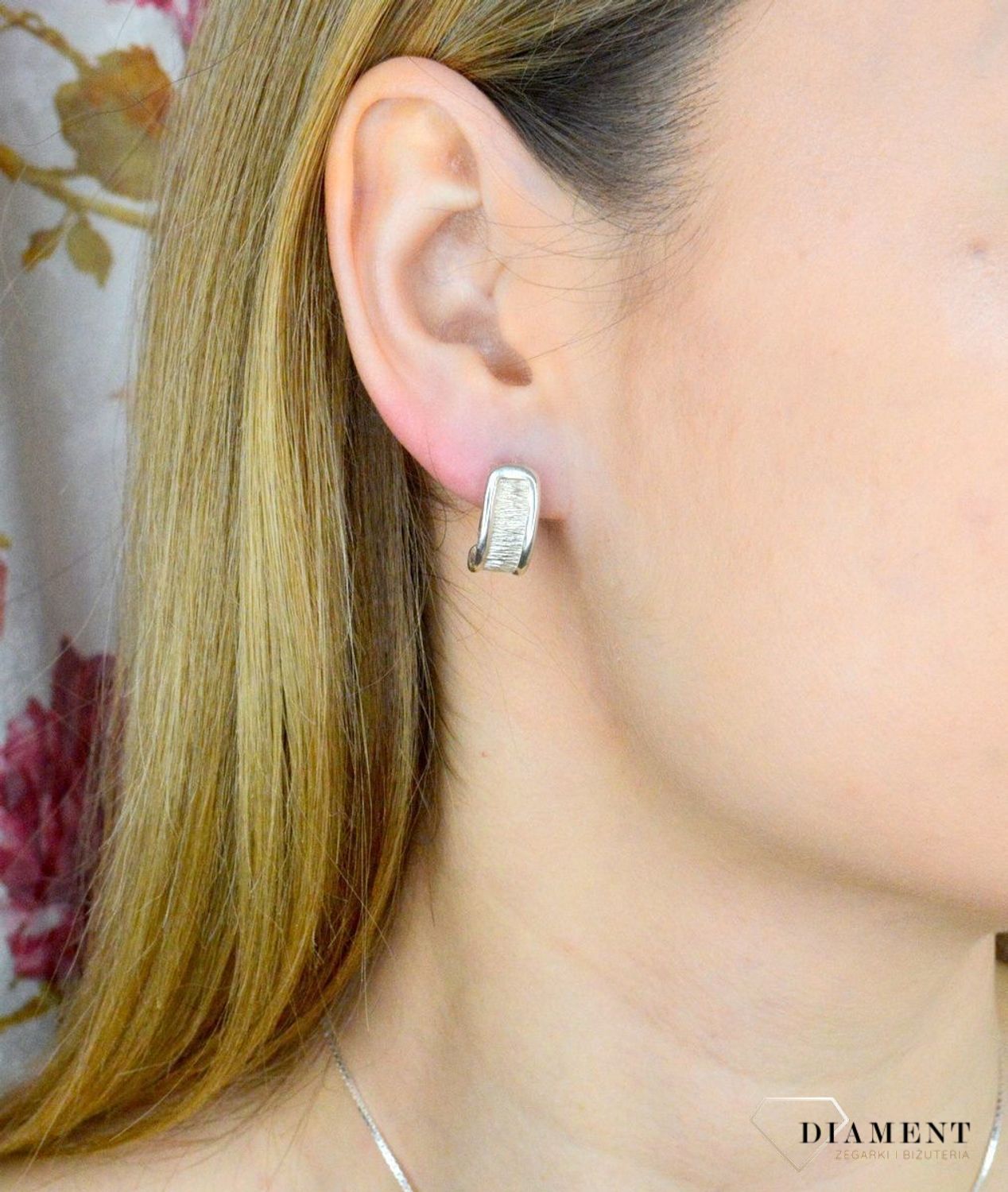 Srebrne kolczyki z ozdobnym grawerowaniem podłużne DIA-KLC-8706-925. Drobne kolczyki z ozdobnym grawerowaniem to doskonała propozycja dla osób szukających modnych, minimalistycznych dodatków. Kolczyki z wygodnym zapięci.jpg