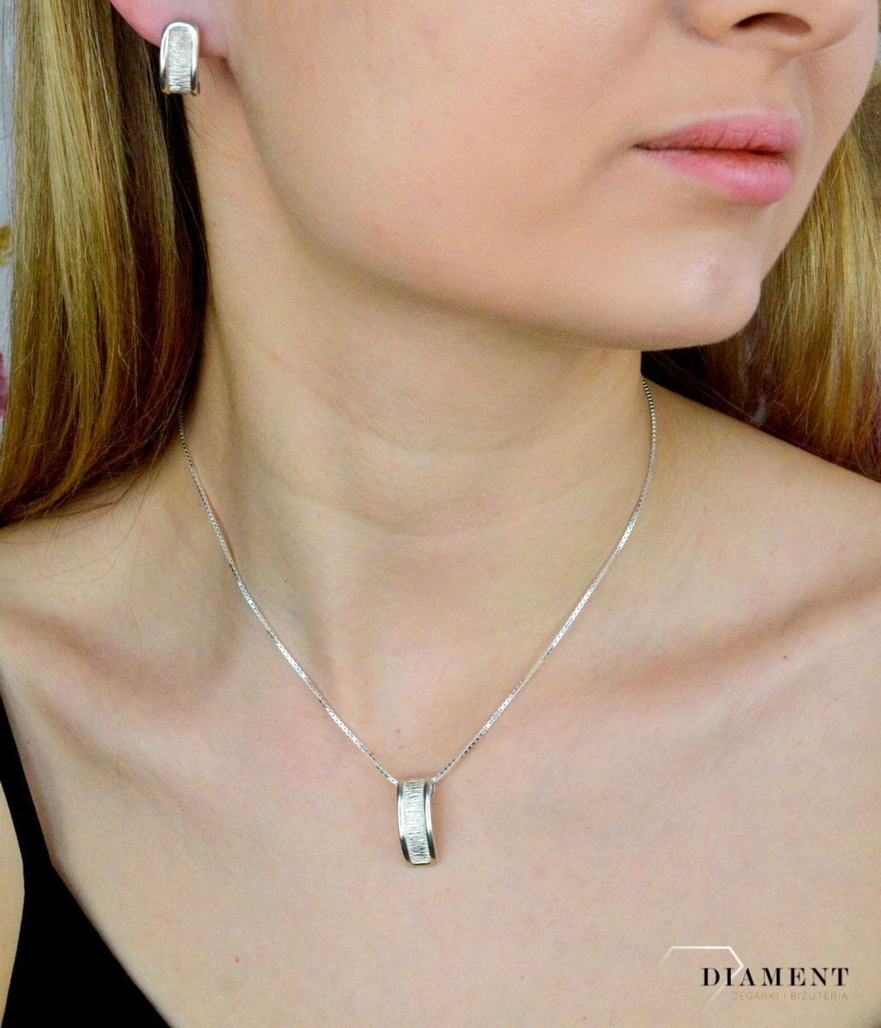 Srebrne kolczyki z ozdobnym grawerowaniem podłużne DIA-KLC-8706-925. Drobne kolczyki z ozdobnym grawerowaniem to doskonała propozycja dla osób szukających modnych, minimalistycznych dodatków. Kolczyki z wygodnym zapięci.jpg