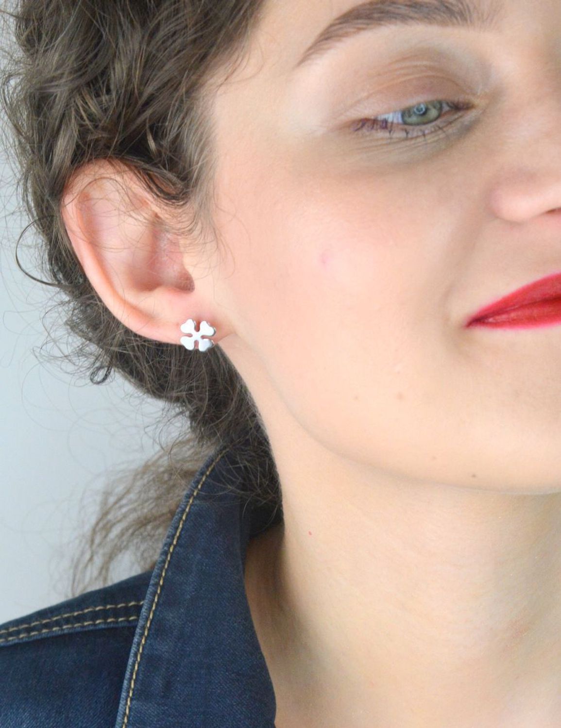 Kolczyki CELEBRYTKI srebrne próba 925 koniczynki DIA-KLC-8707-925 Kolczyki CELEBRYTKI srebrne próba 925 w kształcie koniczynki (model DIA-KLC-8707-925) to subtelna i elegancka biżuteria1.jpg