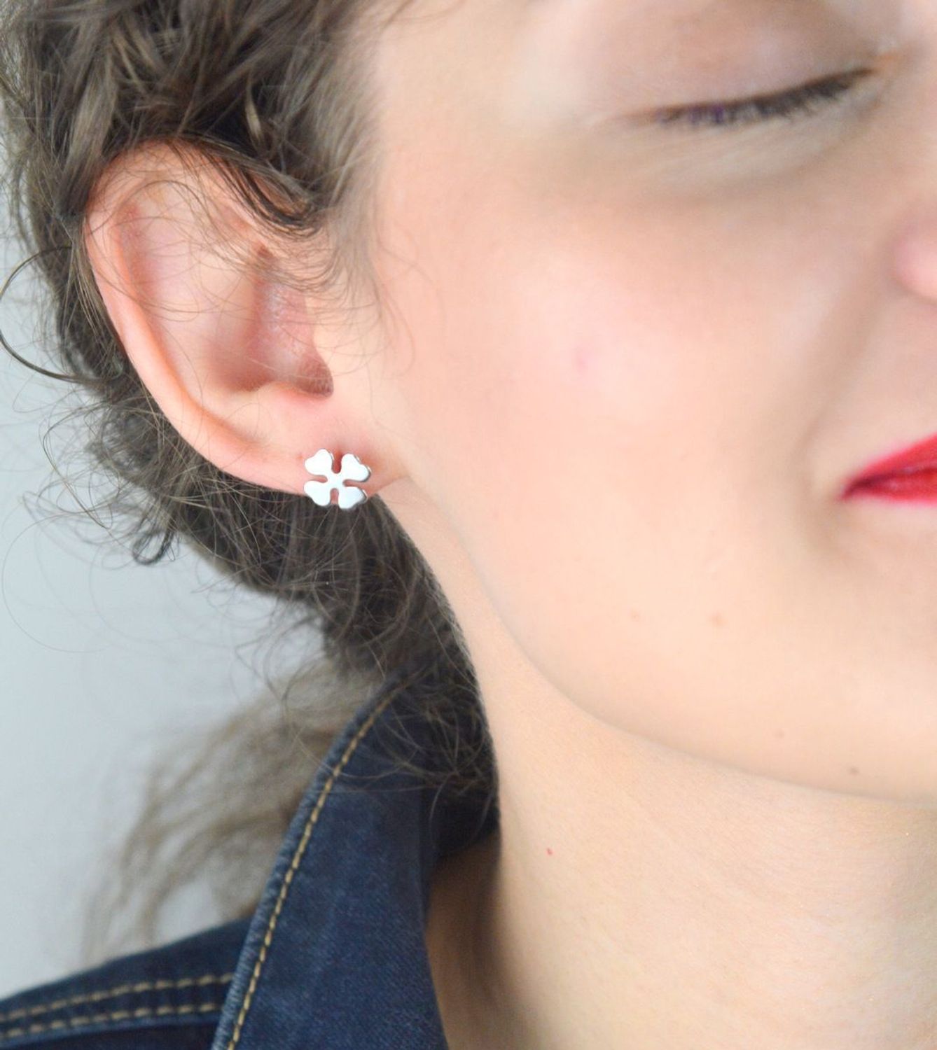 Kolczyki CELEBRYTKI srebrne próba 925 koniczynki DIA-KLC-8707-925 Kolczyki CELEBRYTKI srebrne próba 925 w kształcie koniczynki (model DIA-KLC-8707-925) to subtelna i elegancka biżuteria1.jpg