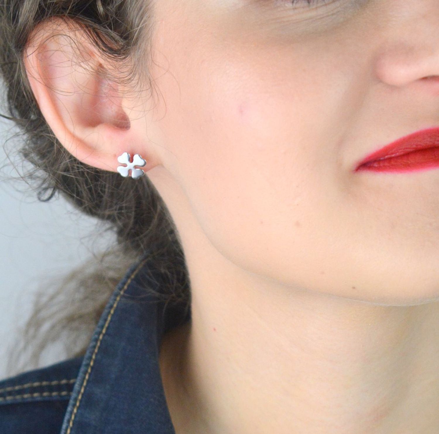 Kolczyki CELEBRYTKI srebrne próba 925 koniczynki DIA-KLC-8707-925 Kolczyki CELEBRYTKI srebrne próba 925 w kształcie koniczynki (model DIA-KLC-8707-925) to subtelna i elegancka biżuteria1.jpg