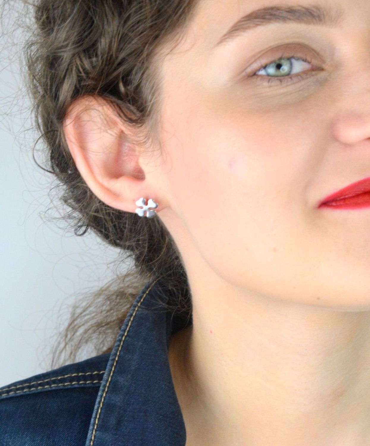 Kolczyki CELEBRYTKI srebrne próba 925 koniczynki DIA-KLC-8707-925 Kolczyki CELEBRYTKI srebrne próba 925 w kształcie koniczynki (model DIA-KLC-8707-925) to subtelna i elegancka biżuteria1.jpg