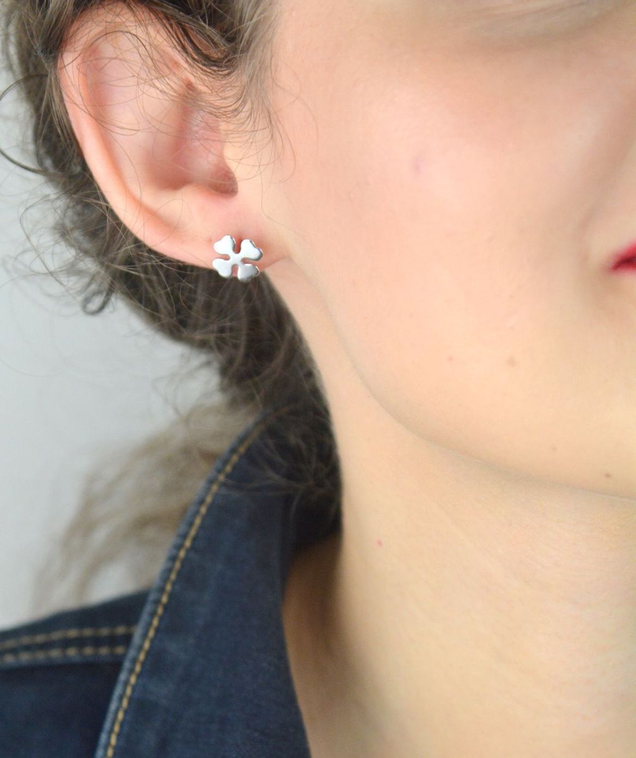 Kolczyki CELEBRYTKI srebrne próba 925 koniczynki DIA-KLC-8707-925 Kolczyki CELEBRYTKI srebrne próba 925 w kształcie koniczynki (model DIA-KLC-8707-925) to subtelna i elegancka biżuteria1.jpg