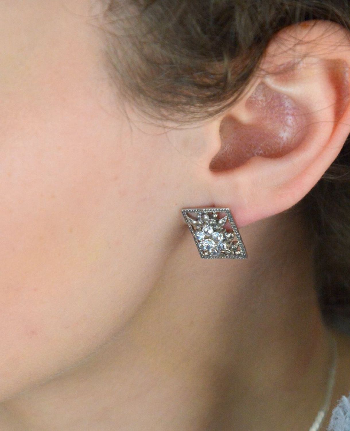 Kolczyki damskie srebrne próba 925, prostokątne ażurowe z kwiatkiem w cyrkonie DIA-KLC-8770-925.jpg