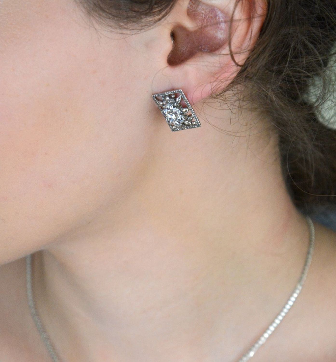 Kolczyki damskie srebrne próba 925, prostokątne ażurowe z kwiatkiem w cyrkonie DIA-KLC-8770-925.jpg