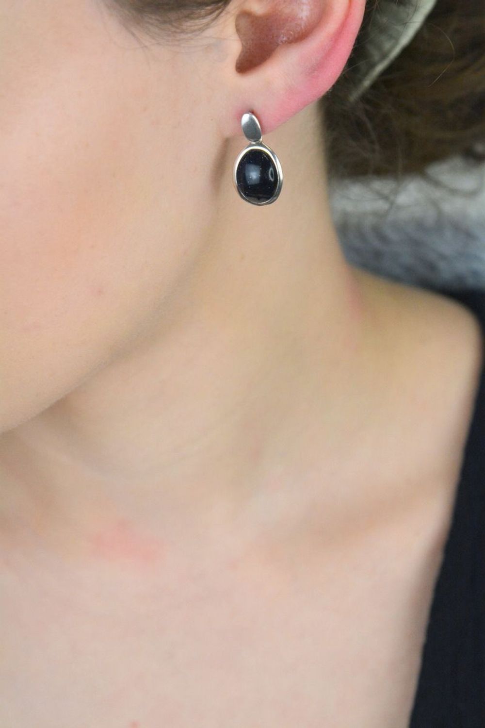 Damskie kolczyki srebrne z Nocą Kairu, owalne i wiszące, wykonane z próby 925. Zapięcie na sztyft, subtelna elegancja z błyskiem gwiazd – 1.jpg