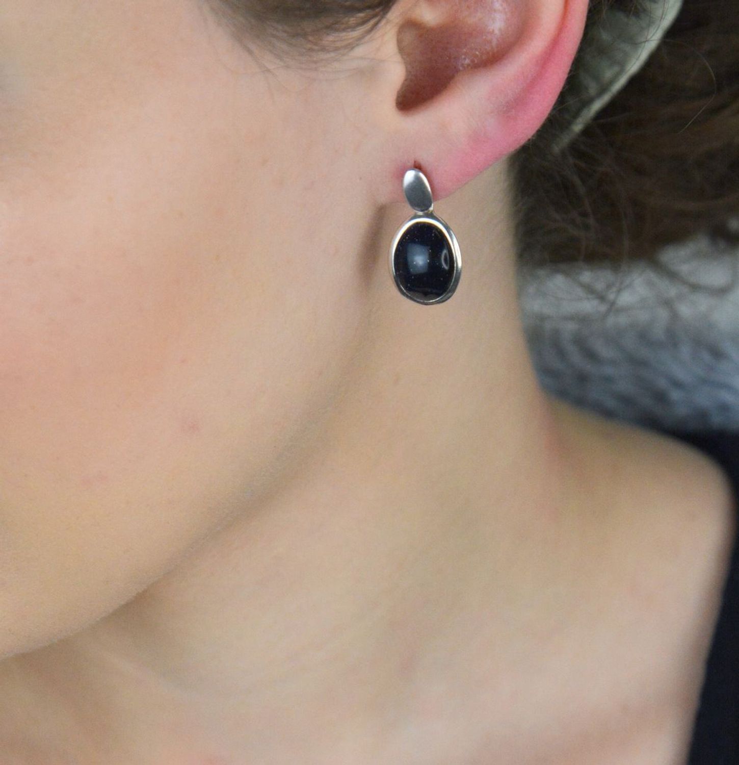 Damskie kolczyki srebrne z Nocą Kairu, owalne i wiszące, wykonane z próby 925. Zapięcie na sztyft, subtelna elegancja z błyskiem gwiazd – 1.jpg