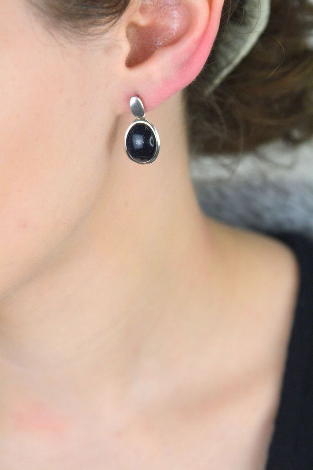 Damskie kolczyki srebrne z Nocą Kairu, owalne i wiszące, wykonane z próby 925. Zapięcie na sztyft, subtelna elegancja z błyskiem gwiazd – 1.jpg