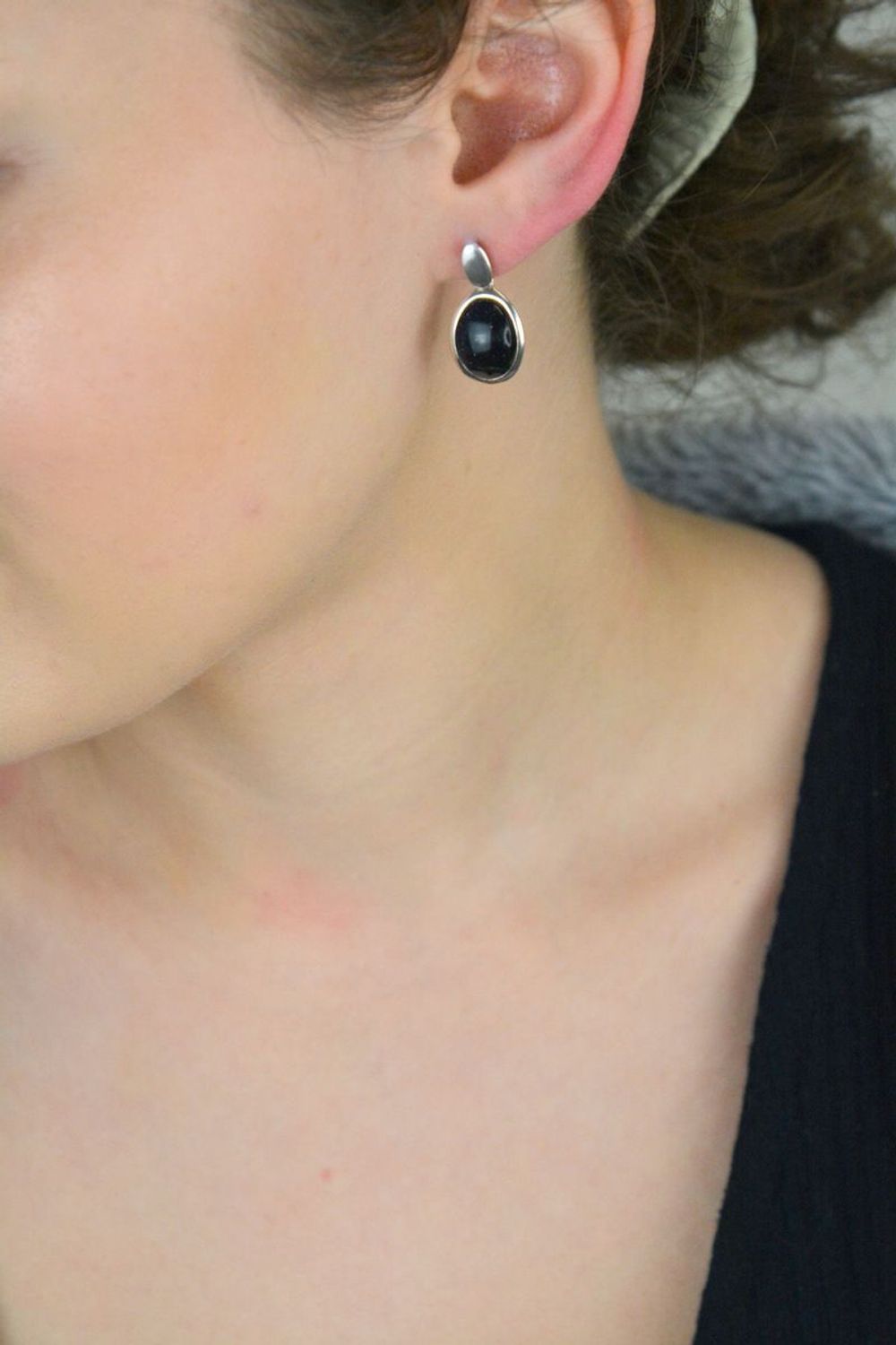 Damskie kolczyki srebrne z Nocą Kairu, owalne i wiszące, wykonane z próby 925. Zapięcie na sztyft, subtelna elegancja z błyskiem gwiazd – 1.jpg