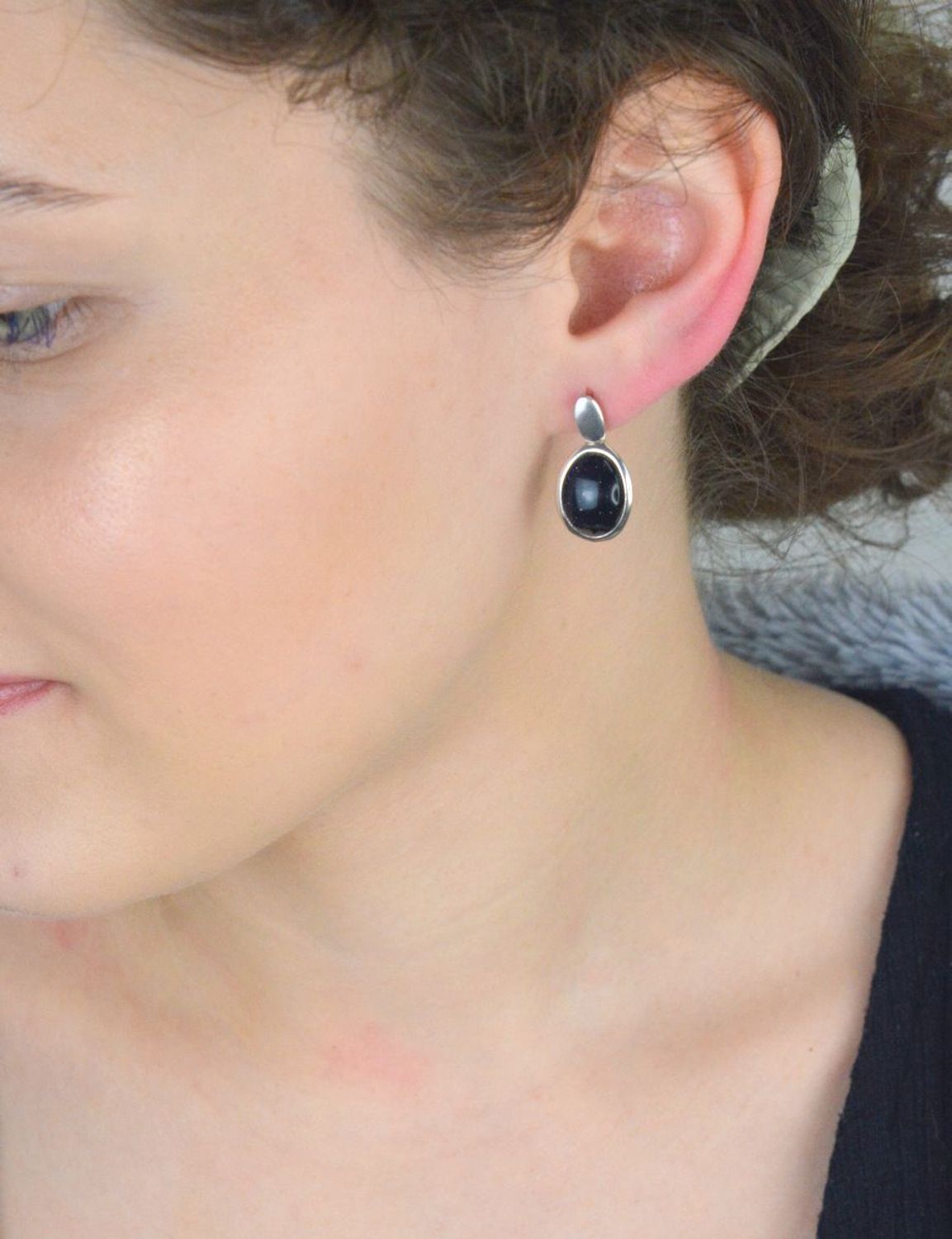 Damskie kolczyki srebrne z Nocą Kairu, owalne i wiszące, wykonane z próby 925. Zapięcie na sztyft, subtelna elegancja z błyskiem gwiazd – 1.jpg